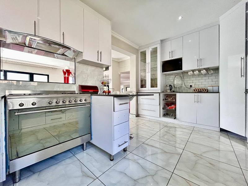 5 Bedroom Property for Sale in Xanadu North West